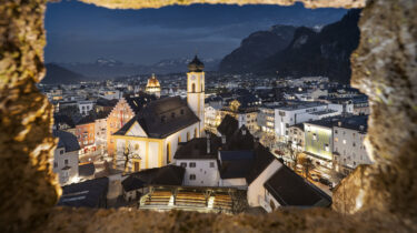 Blick auf das weihnachtliche Stadtzentrum von Kufstein