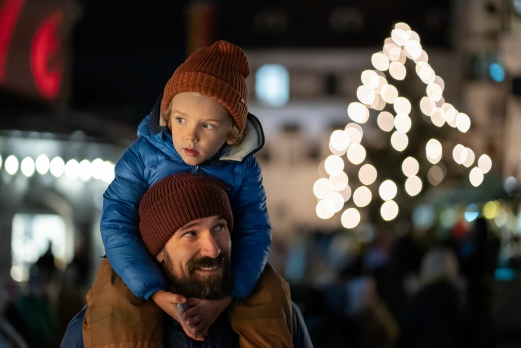 Gemeinsam staunen, genießen und sich freuen – Adventmärkte in Tirol verzaubern Menschen jeden Alters mit der einzigartigen Weihnachtsatmosphäre