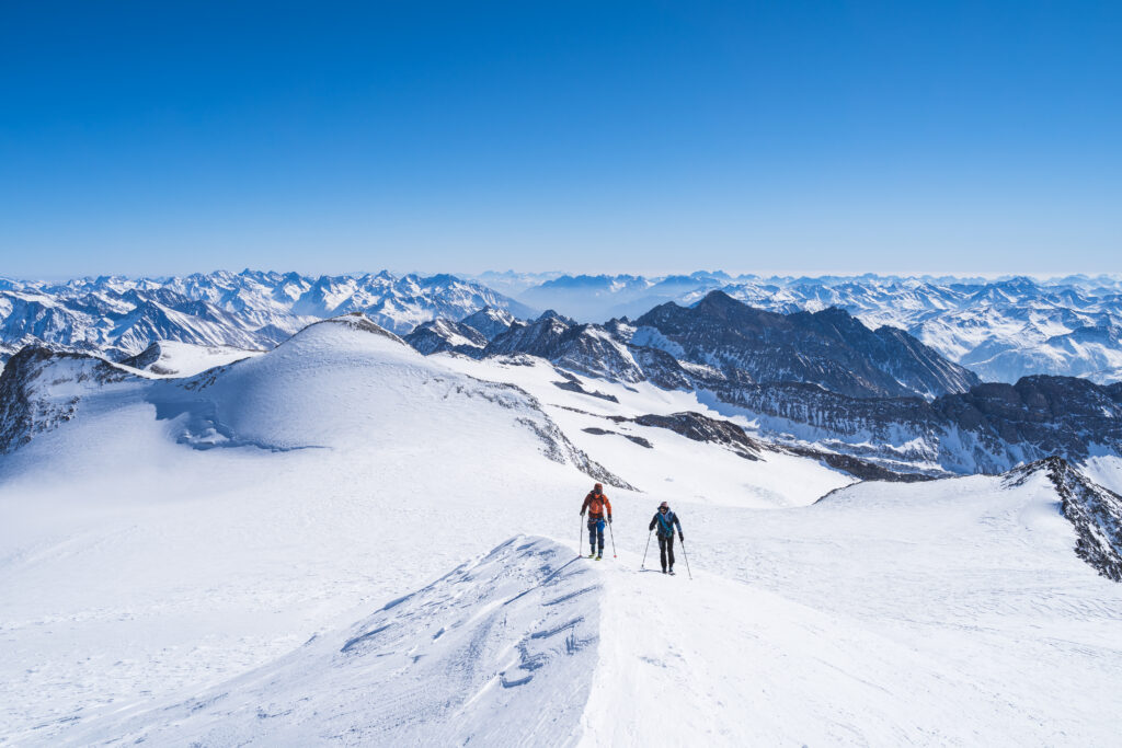 Teilnehmer des alljährlichen Austria Skitourenfestivals in Matrei/Osttirol haben die Möglichkeit, gemeinsam mit professionellen Berg- und Skiführern die schönsten Routen vor Ort zu erkunden, zudem gibt es Tipps und Tricks zur Technik.