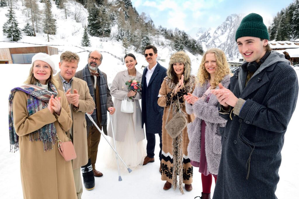 DER SPITZNAME in Tirol © Constantin Film Verleih_Jürgen Olczyk.jpg  v.l.n.r.: Caroline Peters, Justus von Dohnányi, Christoph Maria Herbst, Janina Uhse, Florian David Fitz, Iris Berben, Kya-Celina Barucki, Jona Volkmann © Constantin Film Verleih/Jürgen Olczyk 