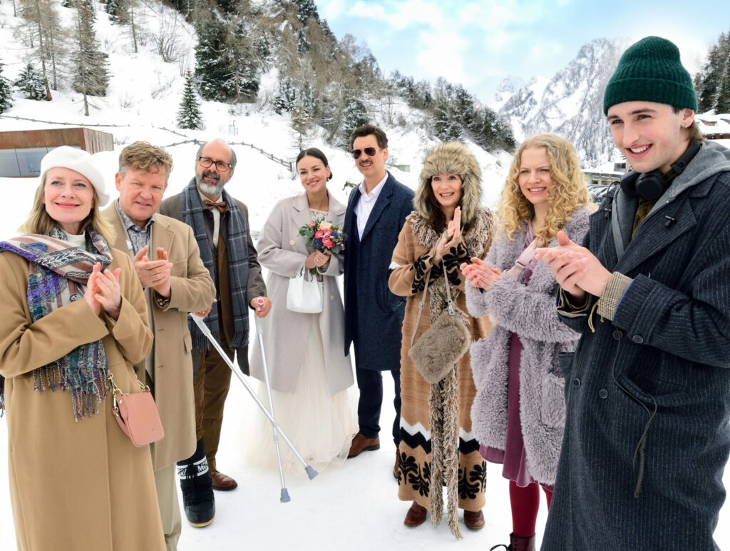 DER SPITZNAME in Tirol © Constantin Film Verleih_Jürgen Olczyk.jpg v.l.n.r.: Caroline Peters, Justus von Dohnányi, Christoph Maria Herbst, Janina Uhse, Florian David Fitz, Iris Berben, Kya-Celina Barucki, Jona Volkmann © Constantin Film Verleih/Jürgen Olczyk