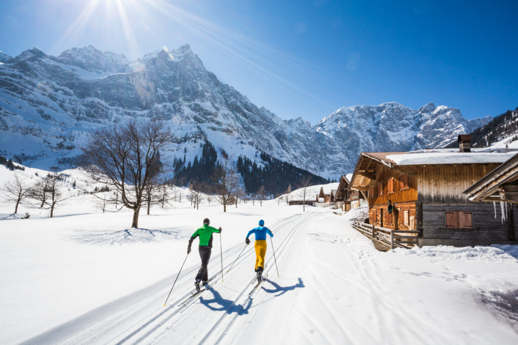 Die traumhaft schöne Loipe zwischen Hinterriss und der Eng schlängelt sich den Rißbach entlang durch das malerische Karwendel-Hochtal bis zum Großen Ahornboden und dem Almdorf Eng