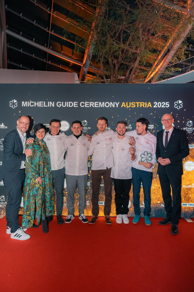 Tirols Landeshauptmann Anton Mattle (re.), Tourismuslandesrat Mario Gerber (li.) und Tirol Werbung-Geschäftsführerin Karin Seiler gratulierten den Tiroler Sterneköchen Benjamin Parth, Joachim Jaud, Johanns Nuding, Maximilian Stock und Peter Fankhauser (v.l.) zu ihrer Auszeichnung.