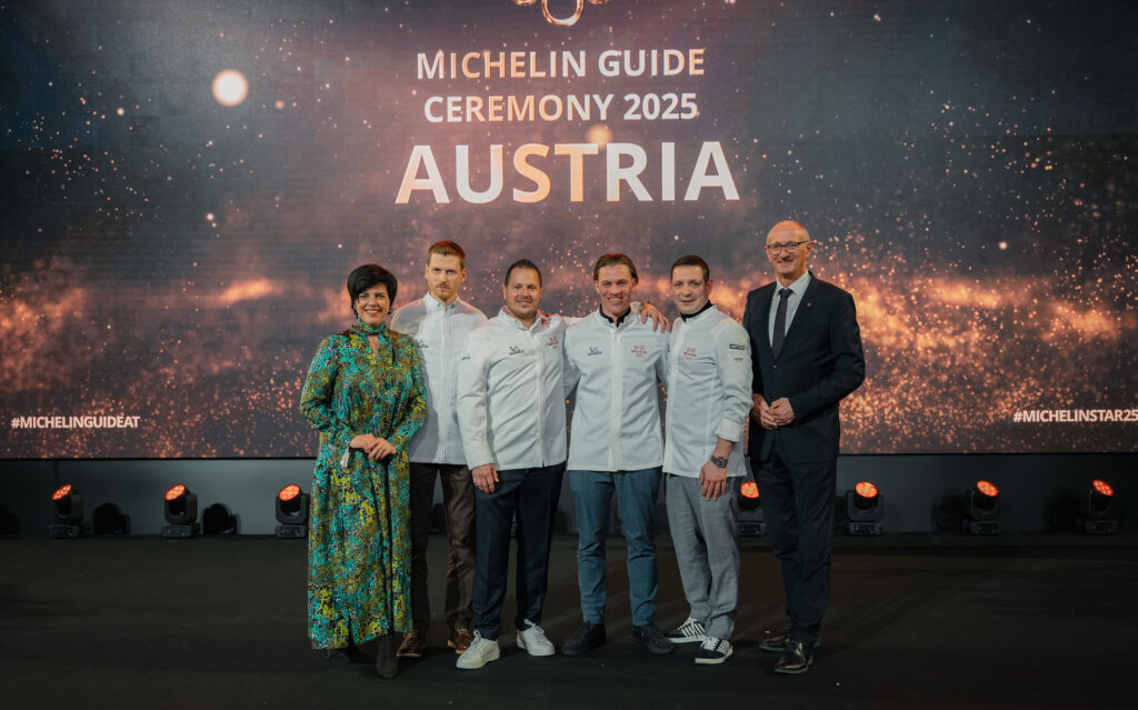 Tirols Landeshauptmann Anton Mattle (re.) und Tirol Werbung-Geschäftsführerin Karin Seiler (li.) mit den vier Tiroler Zwei-Sterne-Köchen Johannes Nuding, Dennis Ilias, Benjamin Parth und Joachim Jaud (v. li.).