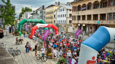 Bild zeigt Oberer Stadtplatz in Kufstein und Radfahrer beim Kufsteinerland Radmarathon