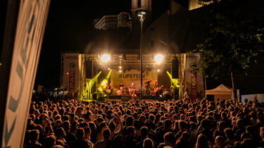 Bühne mit vielen Menschen am Oberen Stadtplatz in Kufstein bei Kufstein unlimited