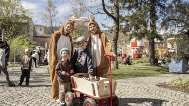 Bild zeigt zwei Menschen in Osterhasenkostüm Ostermarkt Kufstein mit zwei Kindern