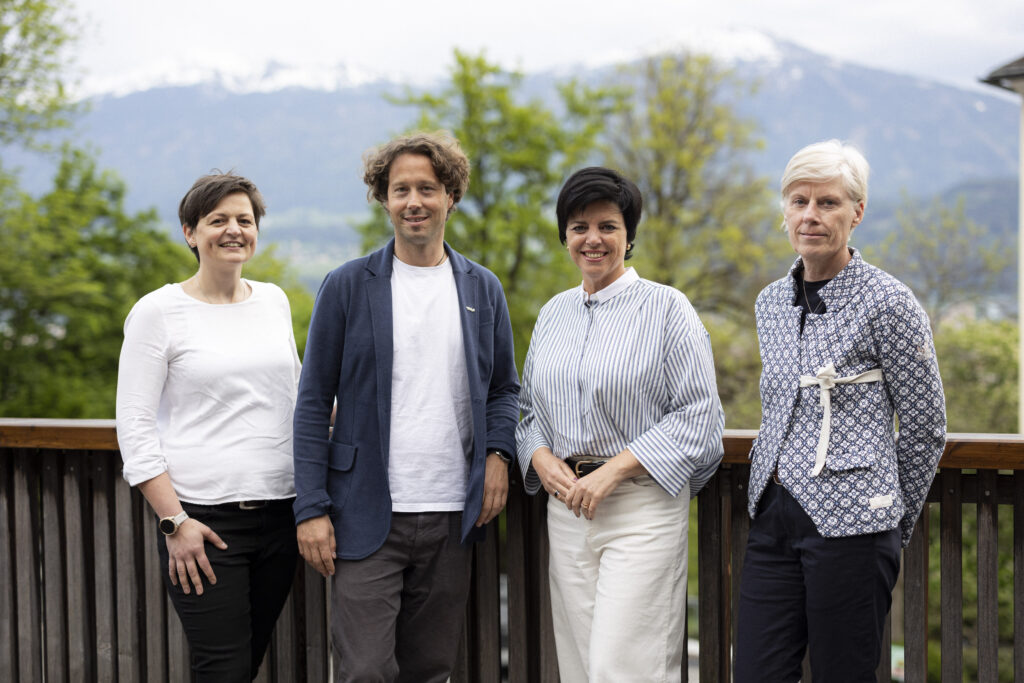Martina Foidl (Tourismusverband St. Johann i.T.), Michael Walzer (Tirol Werbung), Karin Seiler (Tirol Werbung-Geschäftsführerin) und Petra Wolffhardt (erste Projektleiterin des Adlerwegs) (v.l.)