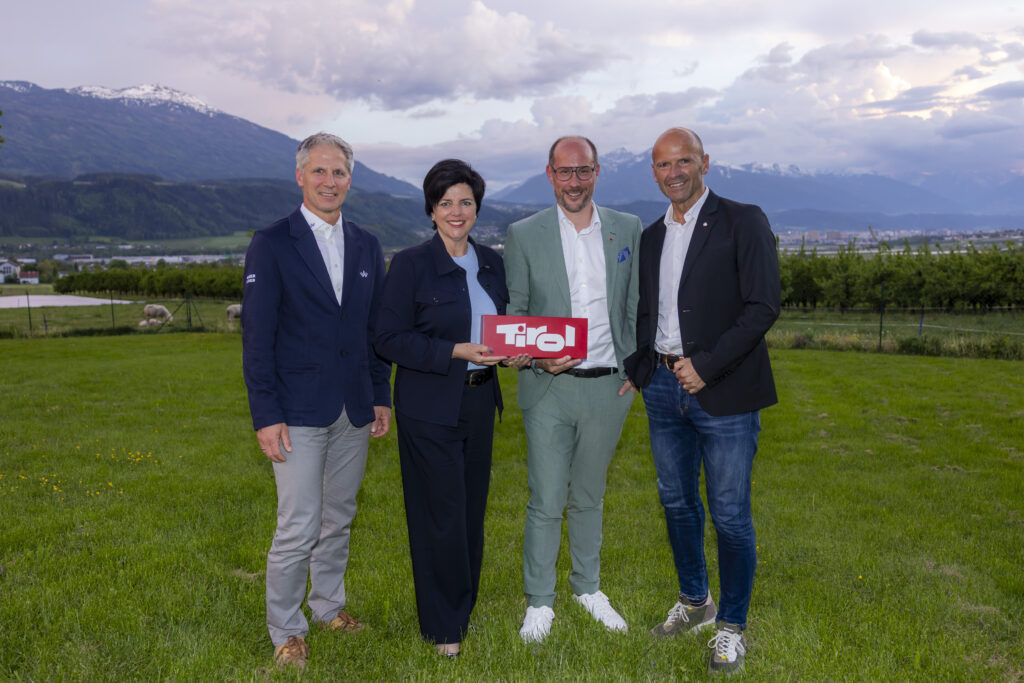 Lukas Krösslhuber (Geschäftsführer des TVB Wilder Kaiser), Tirol Werbung-Geschäftsführerin Karin Seiler, Tourismuslandesrat Mario Gerber und Hubert Siller (MCI Tourismus) (v.l.)