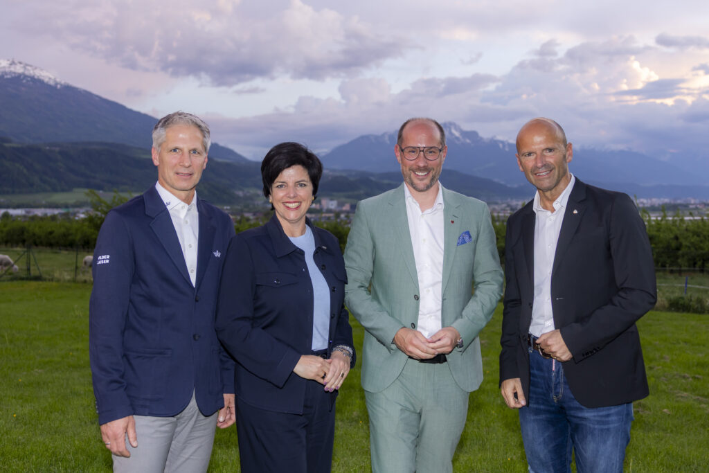Lukas Krösslhuber, (Geschäftsführer des TVB Wilder Kaiser), Tirol Werbung-Geschäftsführerin Karin Seiler, Tourismuslandesrat Mario Gerber und Hubert Siller (MCI Tourismus) waren gestern Abend die Gesprächspartner:innen.