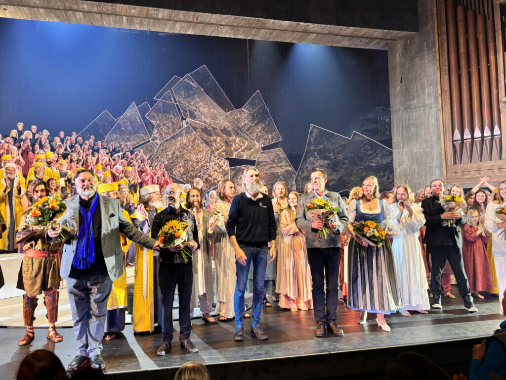 Das künstlerische Team bestehend aus Martin Leutgeb (Regie), Toni Pfisterer (musikalische Leitung), Karl Anker (Obmann des Passionsspielvereines), Hartmut Schörghofer (Bühnenbild), Juliane Herold (Kostümbild) und Christian Kolonovits (Komposition) beim Schlussapplaus.