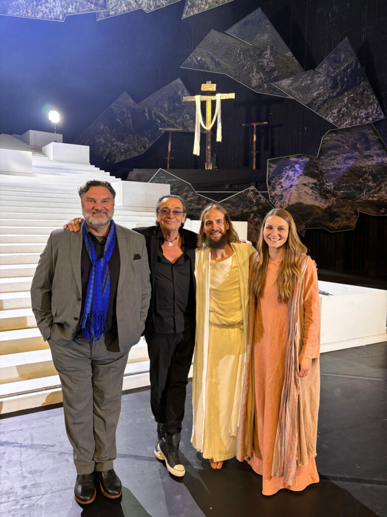 Erleichterung nach der gelungenen Premiere: Martin Leutgeb (Regie), Christian Kolonovits (Komposition), Stefan Pfisterer als Jesus Darsteller und Isabella Anker als Maria Magdalena.
