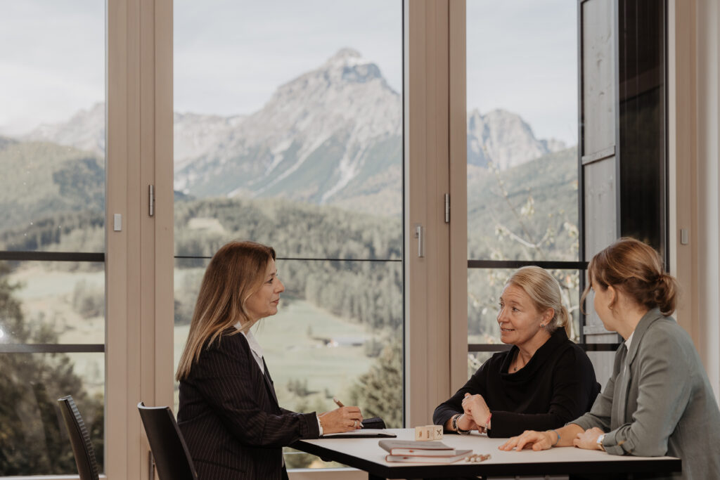 Arbeiten mit Aussicht“ – Im Wipptal trifft produktives Denken auf inspirierende Naturkulisse. Moderne Tagungsräume und persönliche Atmosphäre schaffen den idealen Rahmen für kreative Prozesse und nachhaltige Zusammenarbeit.