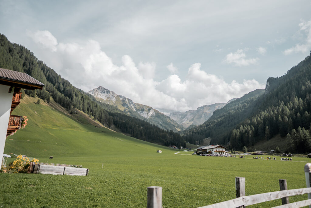 Der Rundweg von „Wenn i durchgea durch’s Tal“ führt durch die beeindruckende Landschaft von Toldern im Schmirntal.