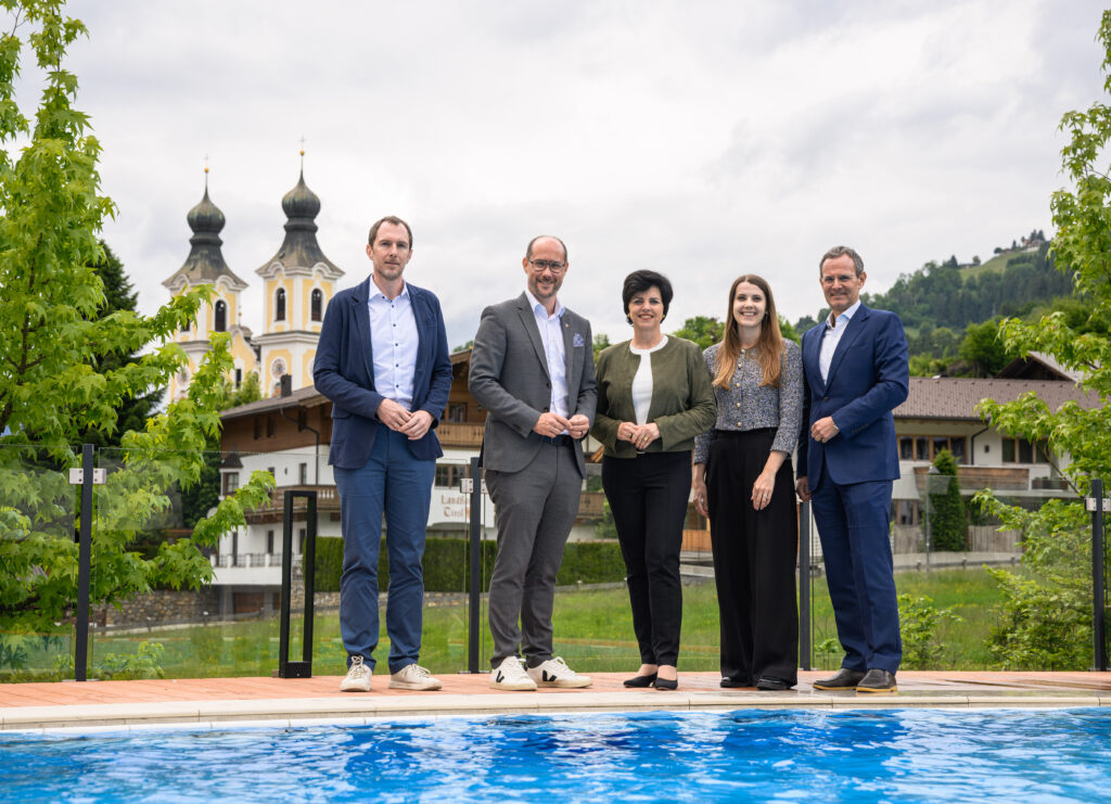 Die Initiatoren von „Tourismusforum on tour“ LR Mario Gerber (2.v.l.) und Tirol Werbung-Geschäftsführerin Karin Seiler (3.v.l.) stellten sich in Hopfgarten gemeinsam mit Johannes Schranz (stv. Landesgeschäftsführer AMS-Tirol, l.), Anna Burton (WIFO, 2.v.r.) und Manfred Pletzer (Geschäftsführer der Pletzer Gruppe, r.) den Fragen des Publikums.