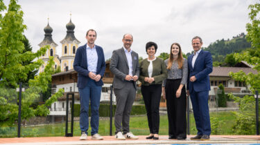 Die Initiatoren von „Tourismusforum on tour“ LR Mario Gerber (2.v.l.) und Tirol Werbung-Geschäftsführerin Karin Seiler (3.v.l.) stellten sich in Hopfgarten gemeinsam mit Johannes Schranz (stv. Landesgeschäftsführer AMS-Tirol, l.), Anna Burton (WIFO, 2.v.r.) und Manfred Pletzer (Geschäftsführer der Pletzer Gruppe, r.) den Fragen des Publikums.