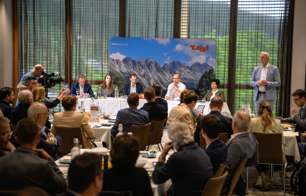 Rund 60 Teilnehmende waren zum "Tourismusforum on tour" nach Hopfgarten gekommen.