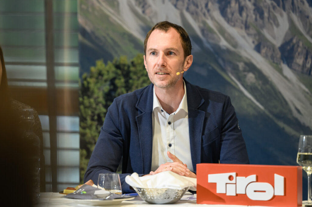 Der stellvertretende Landesgeschäftsführer des AMS Tirol, Johannes Schranz, gab wertvolle Einblicke in die Zahlen des Arbeitsmarktservice.