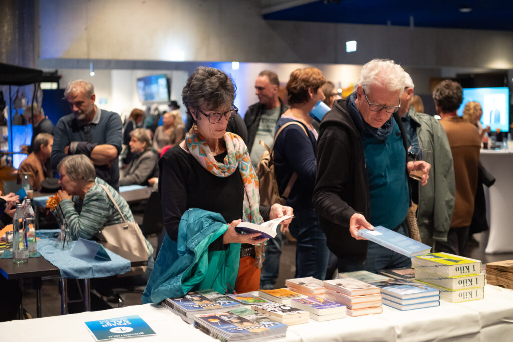 Besucherinnen und Besucher bei Sprachsalz in Kufstein