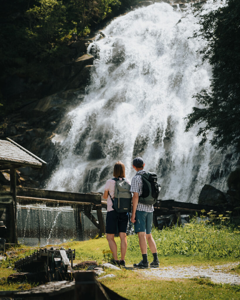 Der Sandeswasserfall im Mühlendorf Gschnitz beeindruckt mit seiner natürlichen Kraft und einer Umgebung, die für Ruhe, Erholung und frische Hochgebirgsluft steht – ideale Bedingungen für einen regenerativen Aufenthalt.