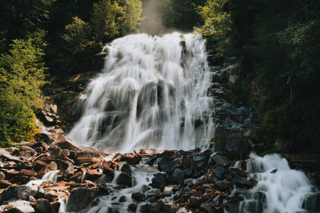 Die fein zerstäubenden Wassermassen und das kühle Mikroklima am Fuß des Wasserfalls schaffen eine Atmosphäre, die Körper und Atemwege spürbar entlastet.