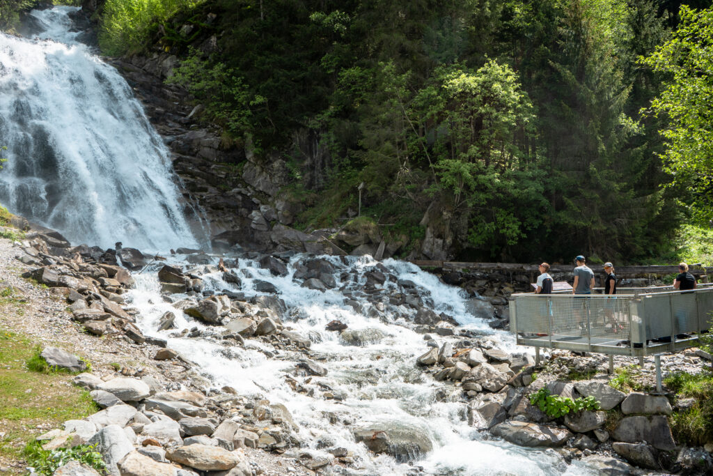 Die errichtete Plattform ermöglicht einen direkten Zugang zur Wasserfallatmosphäre und lädt Besucher ein, die gesundheitsfördernden Eigenschaften von Wasser, Luft und Landschaft aus nächster Nähe zu erleben.