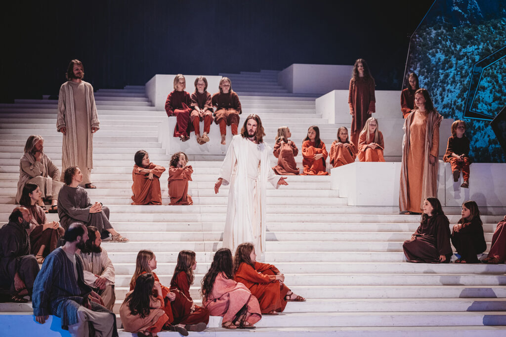 Christoph Esterl als Jesus spricht zu den Menschen, darunter auch Anna Maurberger als Maria Magdalena.