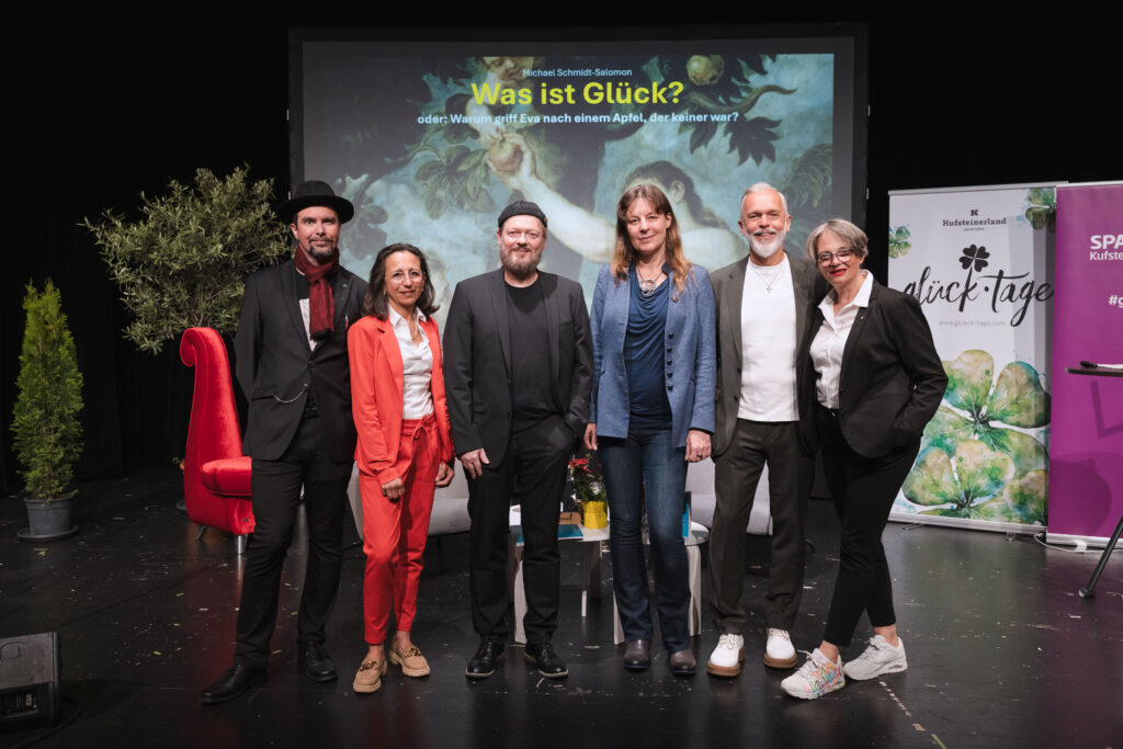 Gruppenfoto glücktage Kufsteinerland im Bild: Klaus Reitberger, Daniela Bucher, Michael Schmidt-Salomon, Lisa Kaltenegger, Georg Hörhager, Sabine Mair