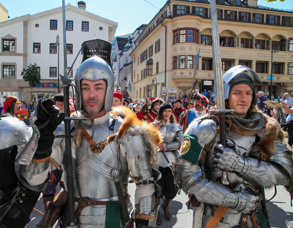 Ritter beim Ritterumzug in Kufstein am Oberen Stadtplatz
