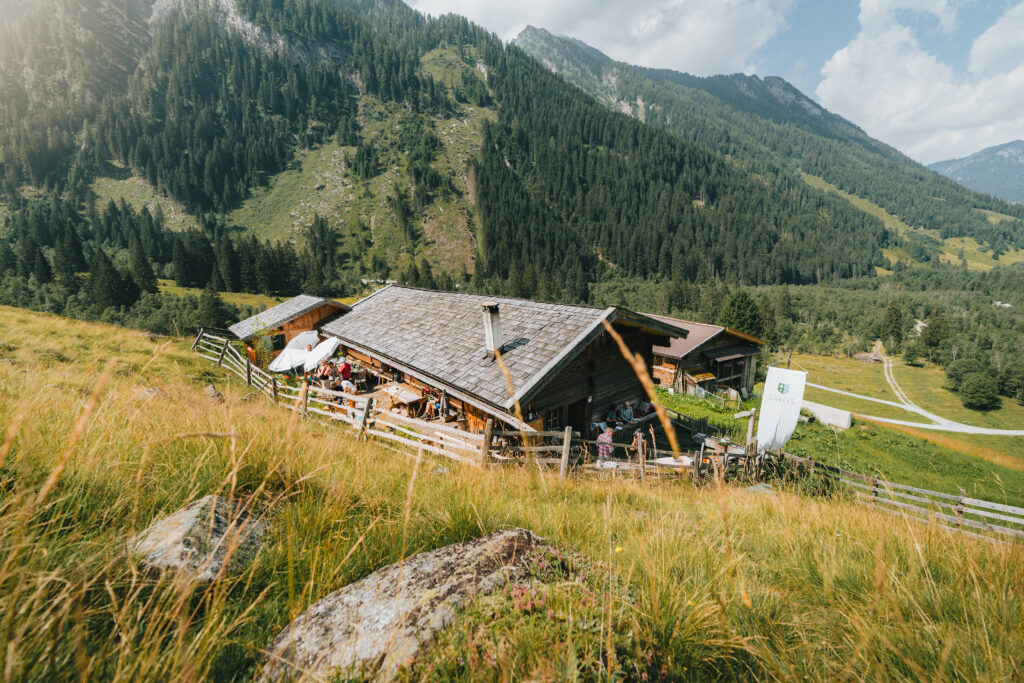 Helgas Alm im Valsertal – Zentrum der Schule der Alm – Das über 300 Jahre alte Gebäude dient als Kurs- und Begegnungsort für alle Veranstaltungen der Schule der Alm.