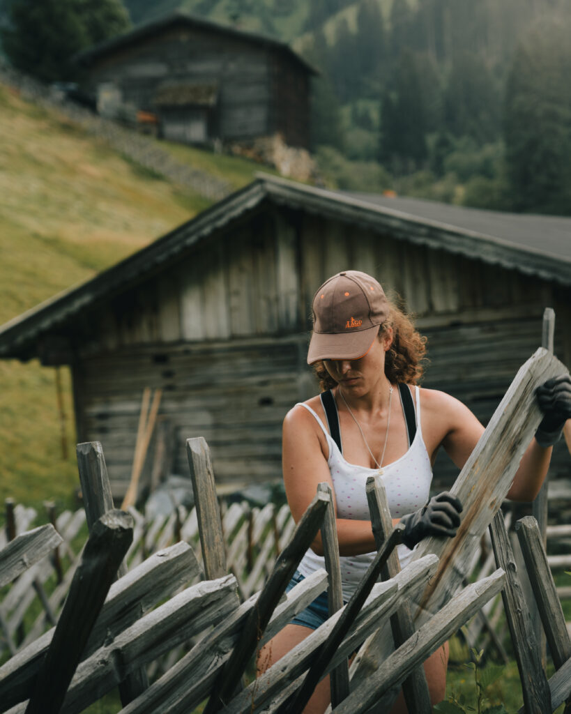 Ob Zaunbau, Sensenmähen, Kräuterkunde oder Waldpflege – in den Kursen der Schule der Alm lernen Teilnehmer das praktische Handwerk der traditionellen Almwirtschaft.