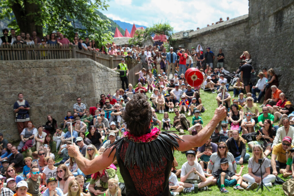 Bild zeigt Gaukler beim ritterfest auf der Festung Kufstein