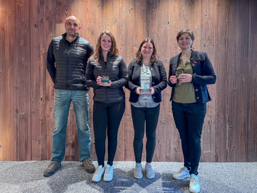 Michael Gritsch und Lena Lackner (beide St. Johanner Bergbahnen) und Anna Millinger sowie Martina Foidl (beide Tourismusverband St. Johann in Tirol)