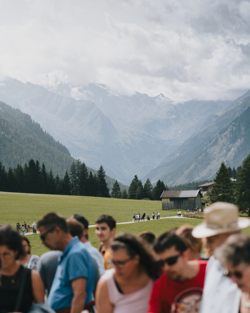 Die Culinaria Trins lockt zahlreiche Besucher mit regionalen Spezialitäten vor beeindruckender Bergkulisse im Gschnitztal. Entlang der kulinarischen Strecke ab dem Liftstüberl wird verkostet, genossen und eingekauft.