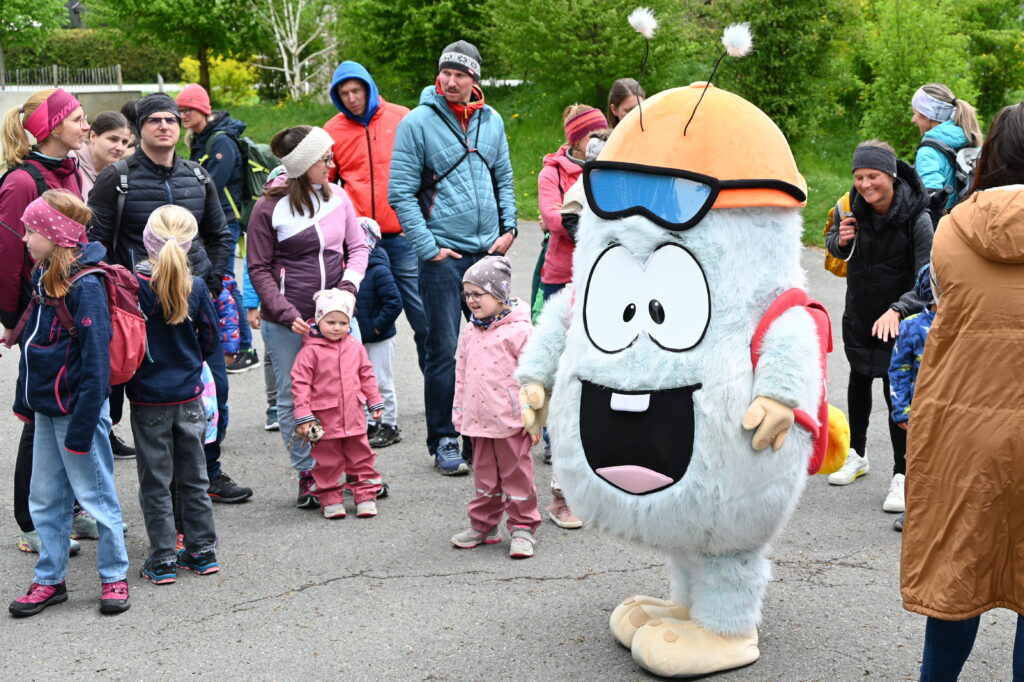 Yappy Yapadu bei der Eröffnung seines neuen Rätselwegs