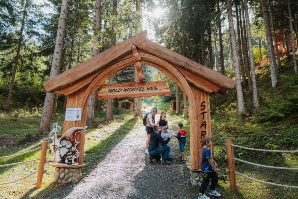 Der neue Waldwichtelweg im Wichtelpark Sillian in Osttirol, Österreich bietet Kindern eine unterhaltsame Möglichkeit, den Wald spielerisch zu entdecken und einen verlorenen Schatz zu finden.