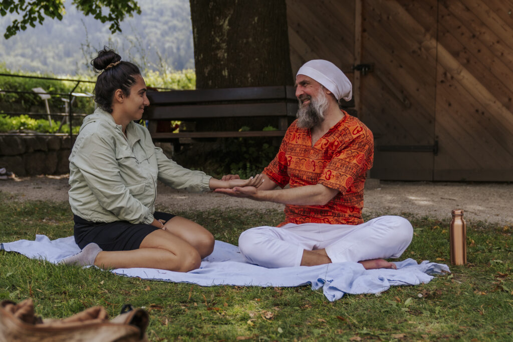Yogi mit Yoga-Lehrer in Kufstein