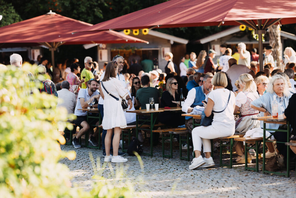 Besucher im Stadtpark Kufstein beim Wienfest Kufstein
