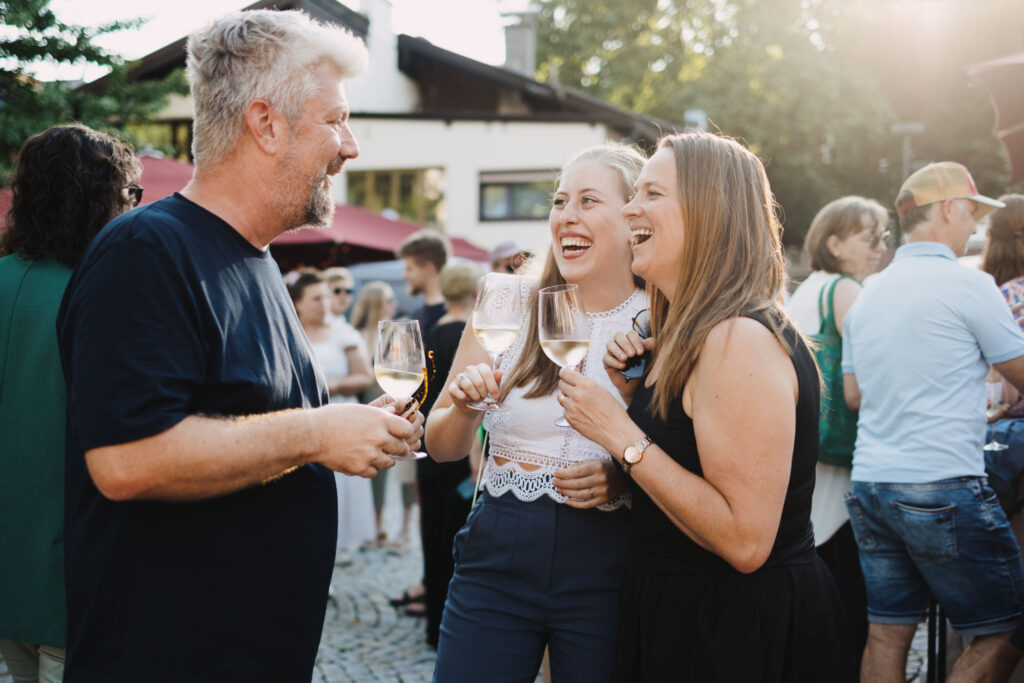 Besucher im Gespräch beim Weinfest Kufstein