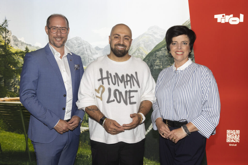 Tourismuslandesrat Mario Gerber (l.), Keynote-Speaker Ali Mahlodji und die Geschäftsführerin der Tirol Werbung Karin Seiler