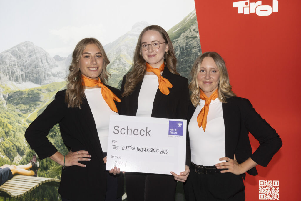 Die Nachwuchspreis-Gewinnerinnen Lea Dobmeier, Julia Ratzenböck und Selina Geiger (v.l.)