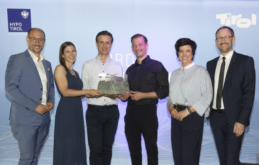 Tourismuslandesrat Mario Gerber, Die Gewinner des TVB Seefeld, Michaela Kraler, Alois Seyrling und Elias Walser mit Geschäftsführerin der Tirol Werbung, Karin Seiler und Christian Jäger von der Hypo Tirol Bank (v.l.)