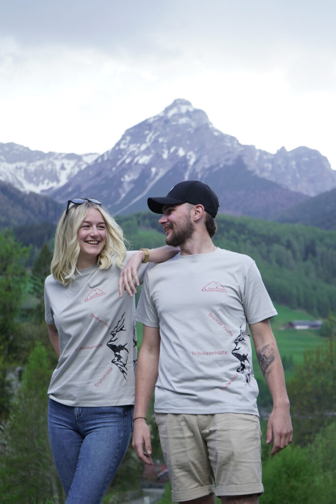 Das Hüttenstern-T-Shirt erinnert an starke Beine, viele Höhenmeter und gemeinsame Momente – für alle, die mindestens fünf von sechs Hütten erreicht haben.