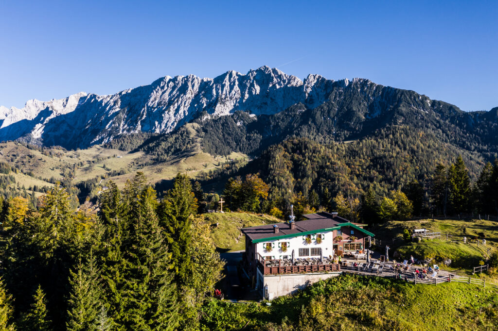 Panorama del massiccio calcareo Kaisergebirge sopra Kufstein: meta ideale per escursioni, trekking e vacanze attive nelle Alpi tirolesi.