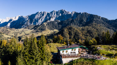 Panorama del massiccio calcareo Kaisergebirge sopra Kufstein: meta ideale per escursioni, trekking e vacanze attive nelle Alpi tirolesi.