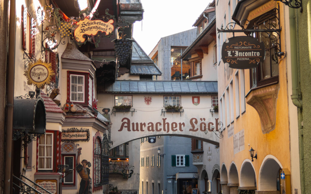 Centro storico di Kufstein con la pittoresca stradina Römerhofgasse: atmosfera     tirolese autentica tra architettura tradizionale, negozi e caffè nel cuore della città.