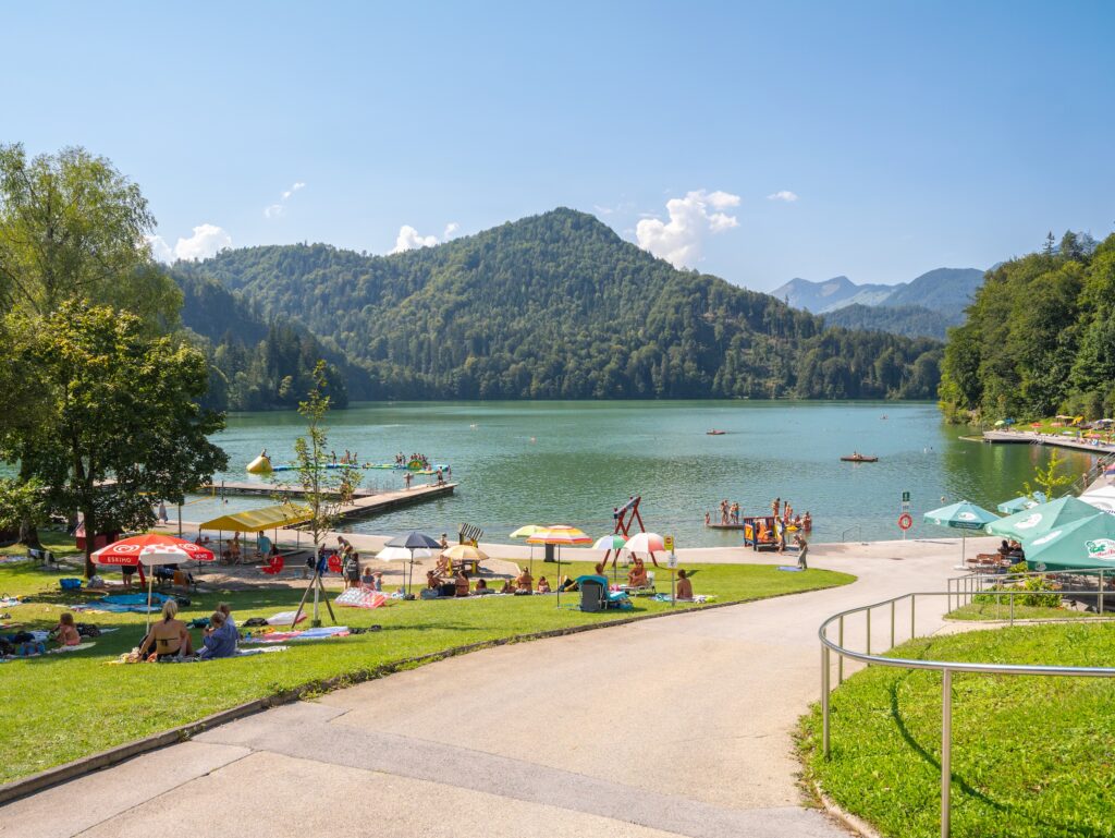 Lago Hechtsee immerso nella natura sopra Kufstein. Uno dei 5 laghi balneabili nel Kufsteinerland. Lago ideale per nuotare, rilassarsi e fare passeggiate.