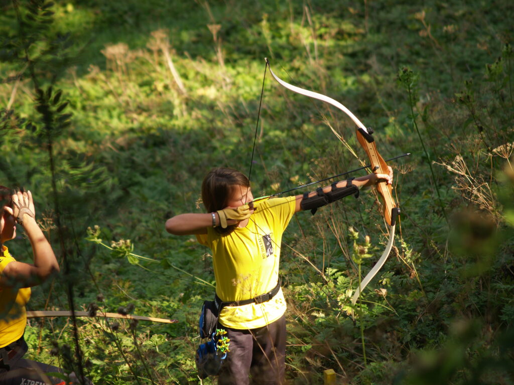 Eine junge Schützin trainiert konzentriert am 3D-Parcours des Wipptaler Bogen-Sport-Clubs – Bogensport mitten in der Natur des Wipptals.