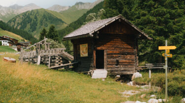 Die Schnattermühle in Schmirn-Toldern – letzte erhaltene Stockmühle Nordtirols, liebevoll restauriert und eingebettet in die beeindruckende Berglandschaft des Schmirntals.