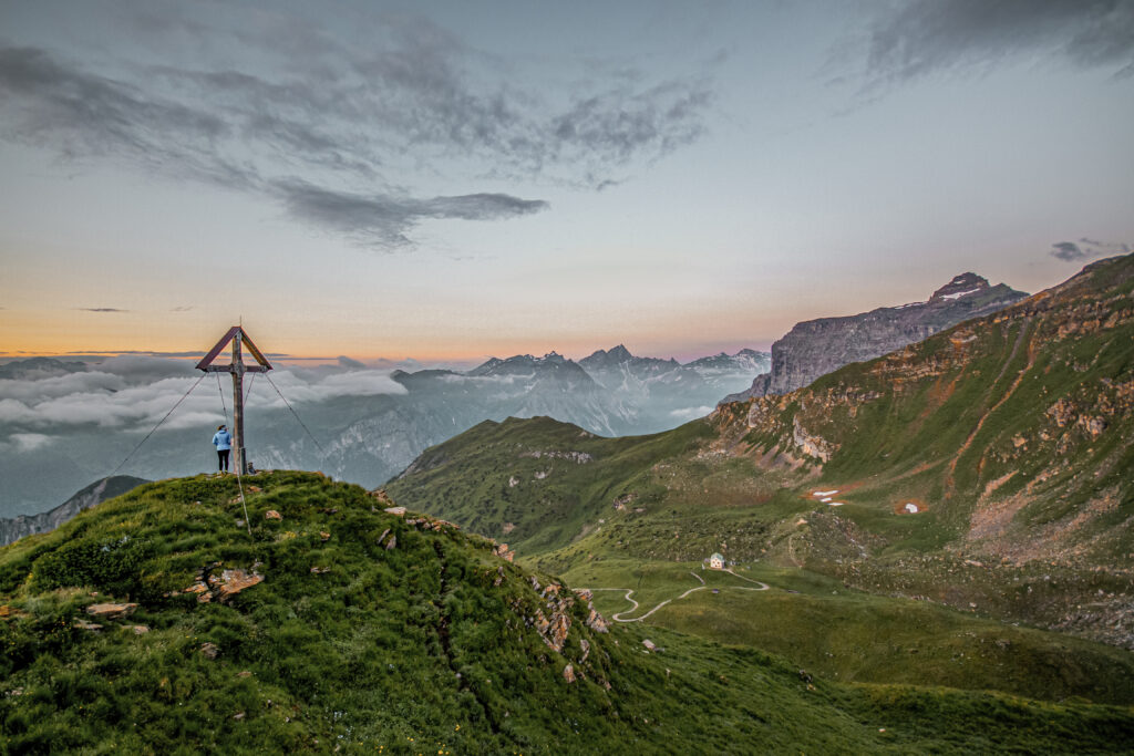 Der Gschnitztaler Hüttenstern führt sternförmig zu sechs bewirtschafteten Hütten rund um das Bergsteigerdorf Gschnitztal – Panoramablicke wie dieser sind dabei inklusive.